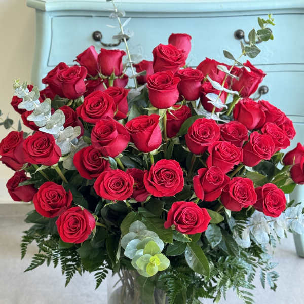 Bouquet of red roses in a clear glass vase