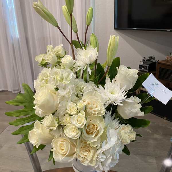 White rose and lily bouquet in a vase