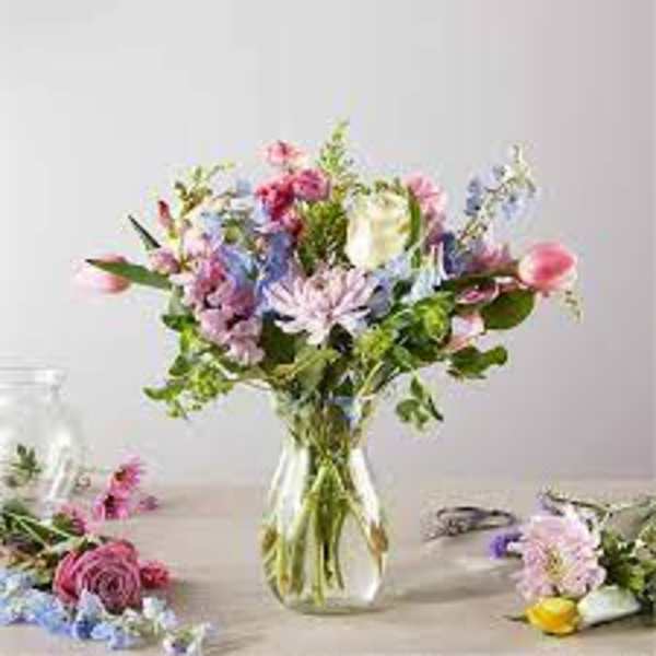 Mixed pastel bouquet in a clear glass vase
