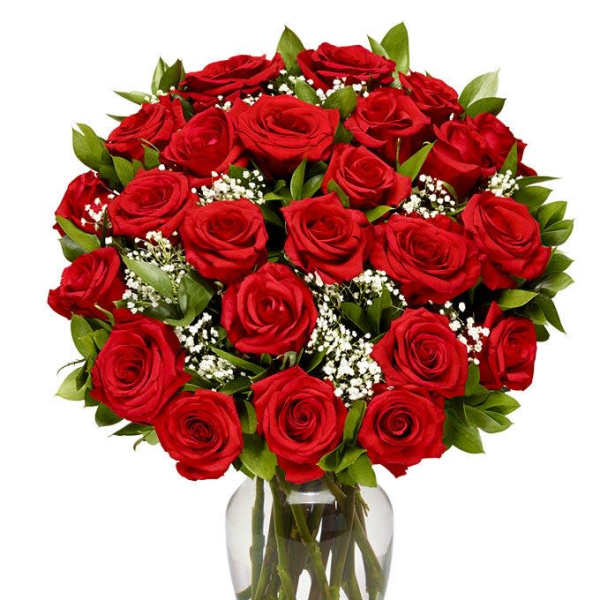 Bouquet of red roses in a clear glass vase