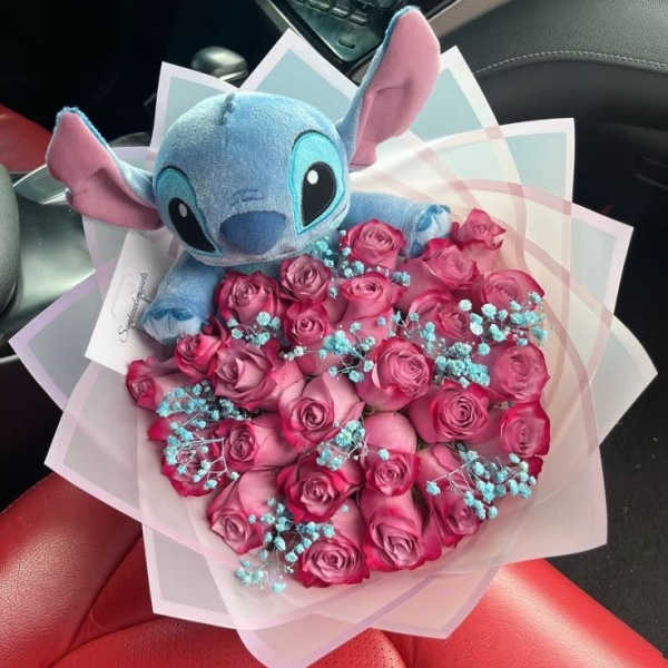 Bouquet of pink roses with a Stitch plush toy