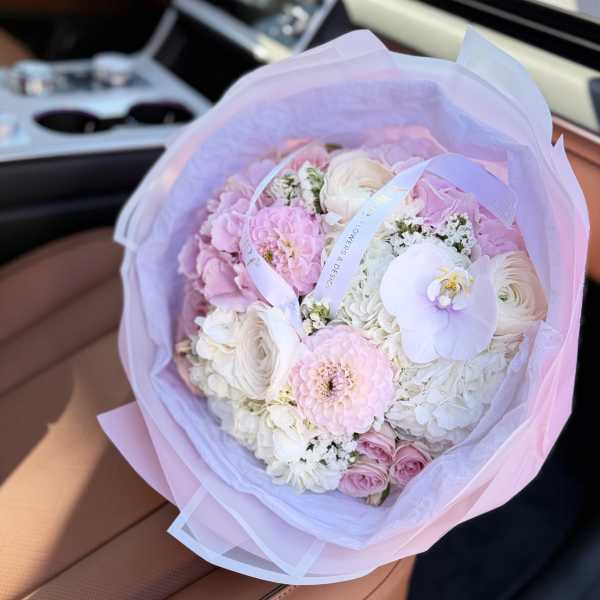 Signature Blush Luxury Bouquet
