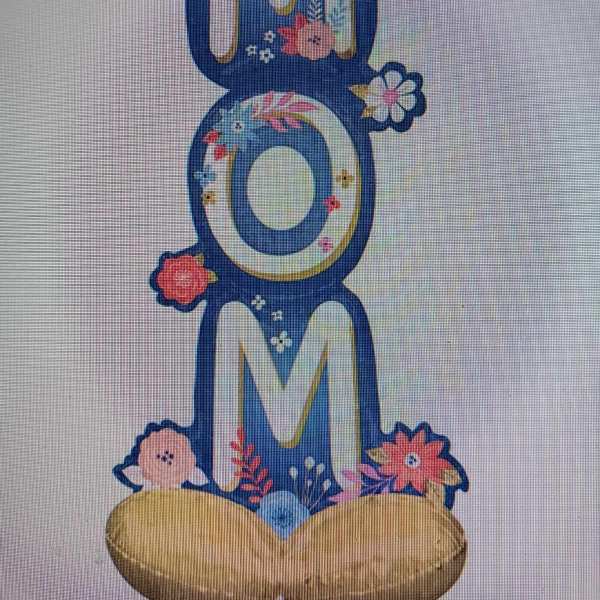 Decorative floral "MOM" sign with gold balloon base