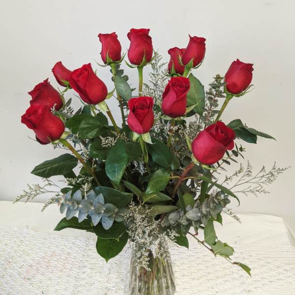Bouquet of red roses in a clear glass vase