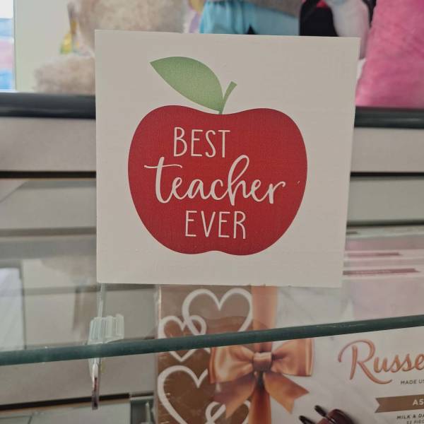 Card with a red apple and the words "Best teacher ever"