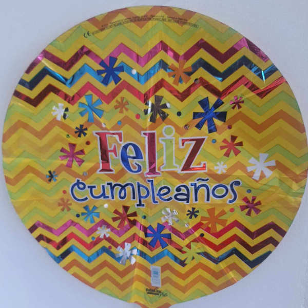 Round foil balloon with "Feliz cumpleaños" text and colorful zigzag pattern