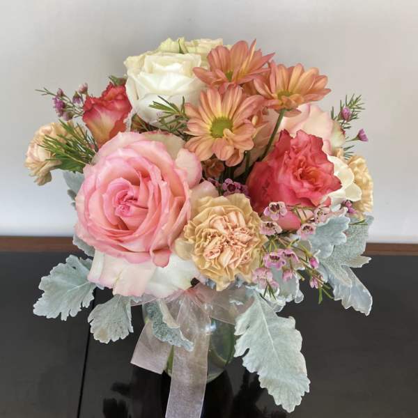 Mixed pink and peach bouquet in a glass vase