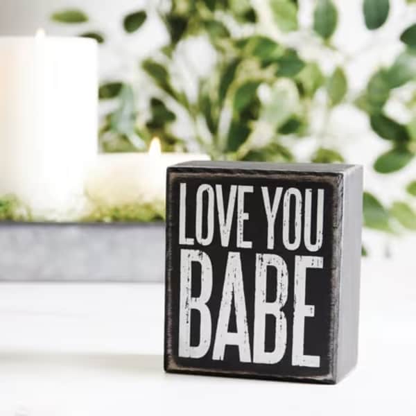 Box Sign Love you Babe