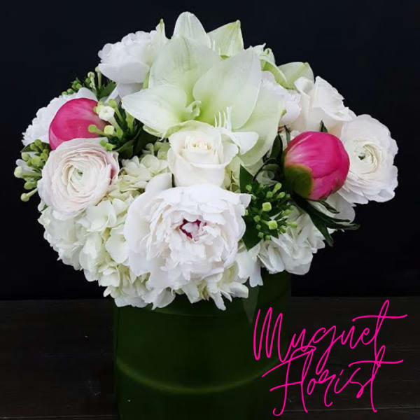 White and pink bouquet in a green box