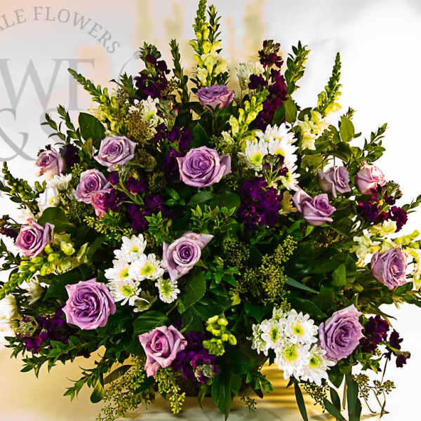 Lavender roses and white daisies in a large mixed bouquet