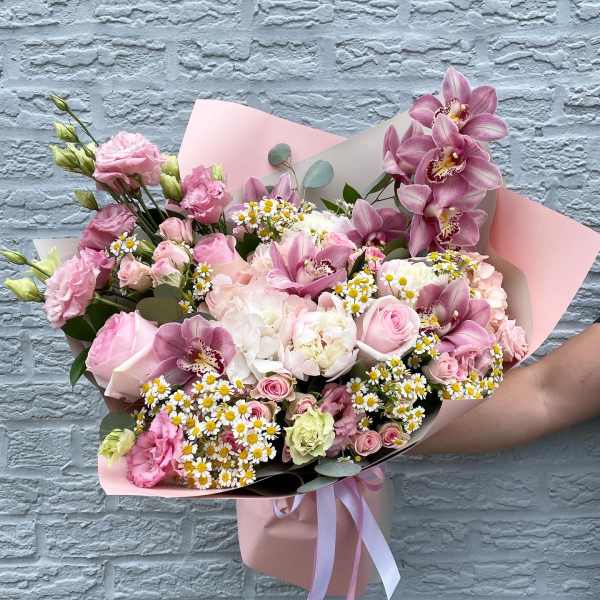 Fancy style bouquet. The Photo Shows A Deluxe Size.