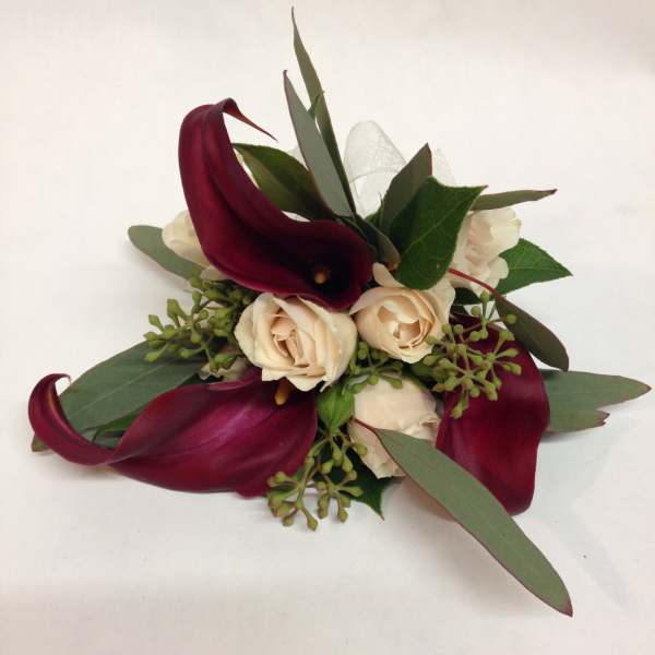 Bouquet with burgundy calla lilies and cream roses