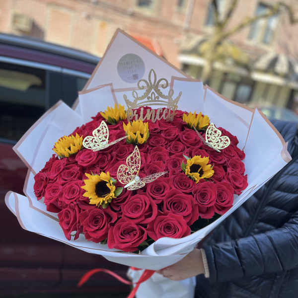 Princess roses bouquet. The photo shows a standard size.