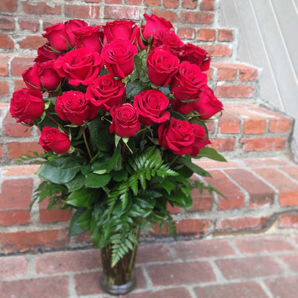 Bouquet of red roses in a clear glass vase