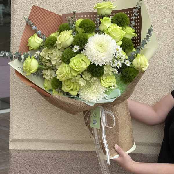 Hand wrapped bouquet 06