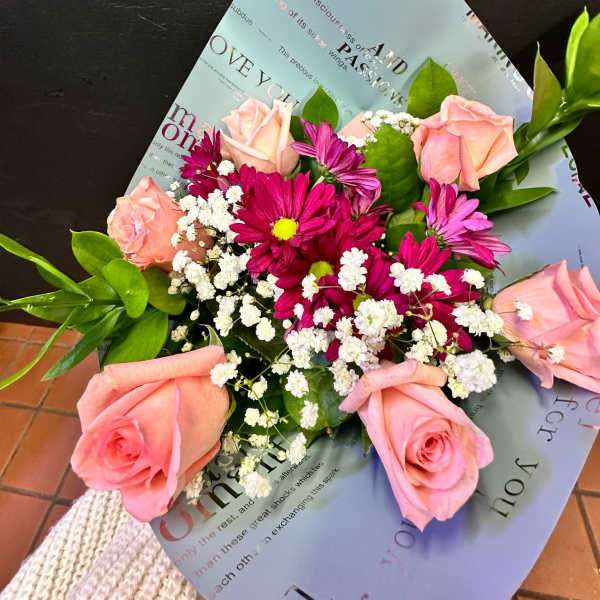 Light Pink Half Dozen Roses w/Daises