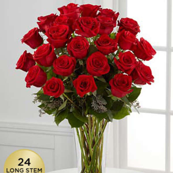Bouquet of red roses in a clear glass vase