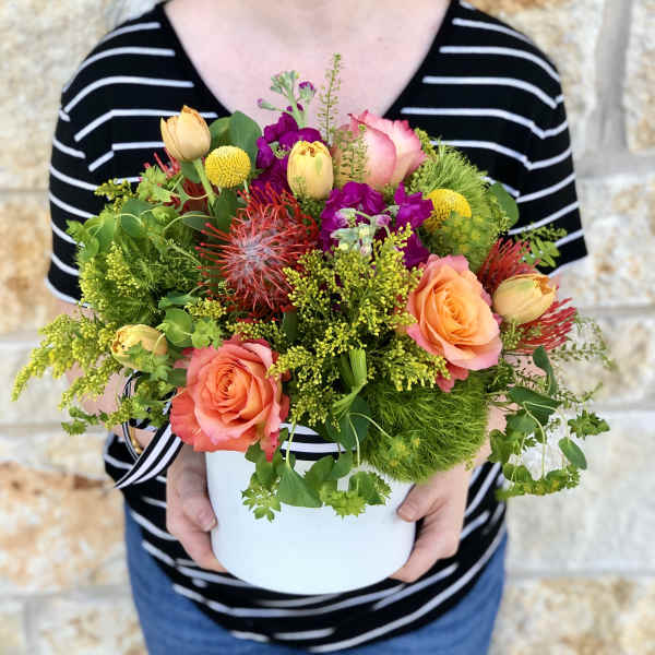 Mixed bouquet in a white hatbox with pink and orange roses