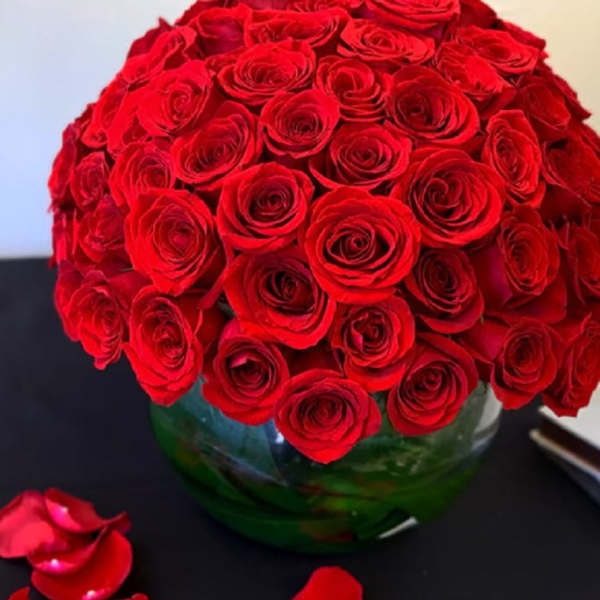 Bouquet of red roses in a glass vase