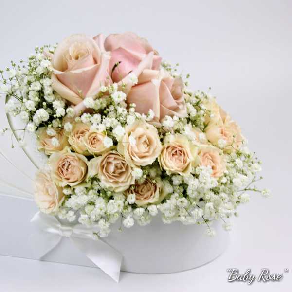Bouquet of pale pink roses and baby's breath in a white box