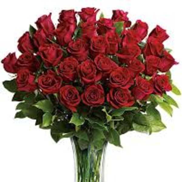Bouquet of red roses in a clear glass vase