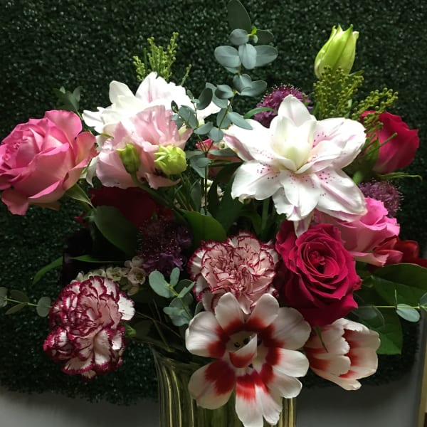 Mixed pink and white bouquet in a clear glass vase