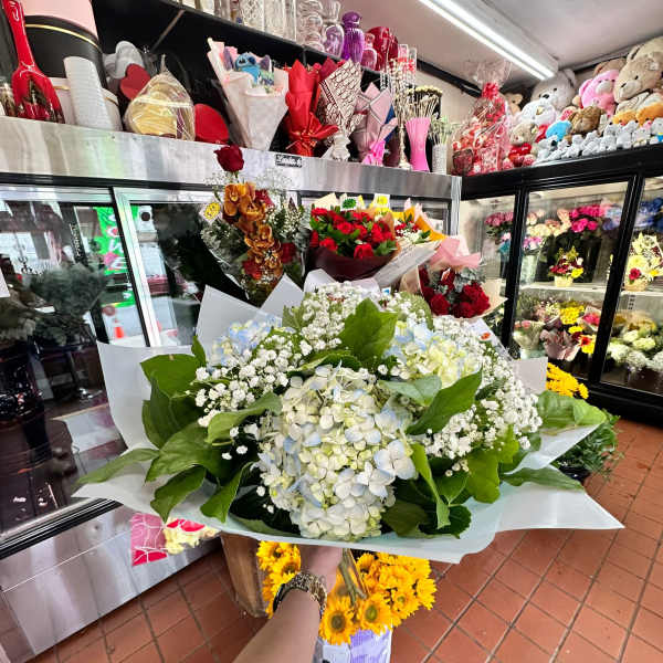 Hydrangeas Special Bouquet (5 Hydrangeas*)