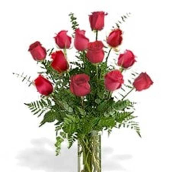 Bouquet of red roses in a clear glass vase