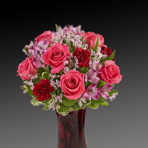 Pink and red mixed bouquet in a glass vase