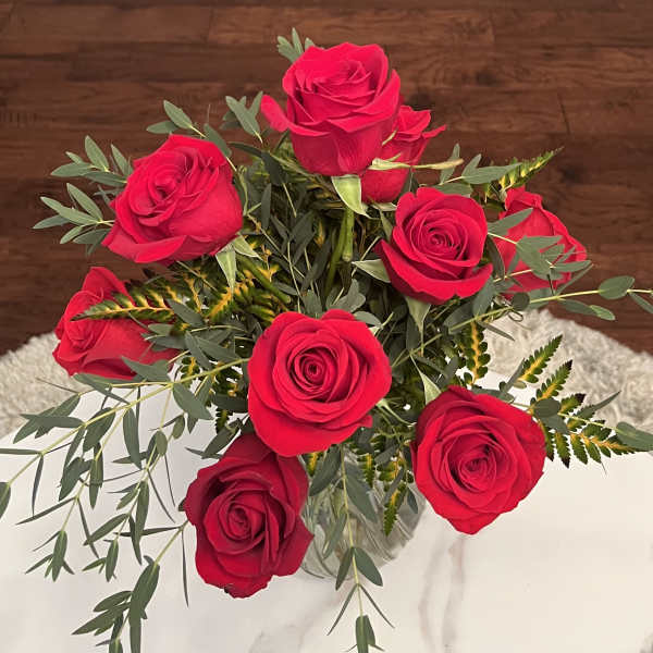 Bouquet of red roses in a clear glass vase