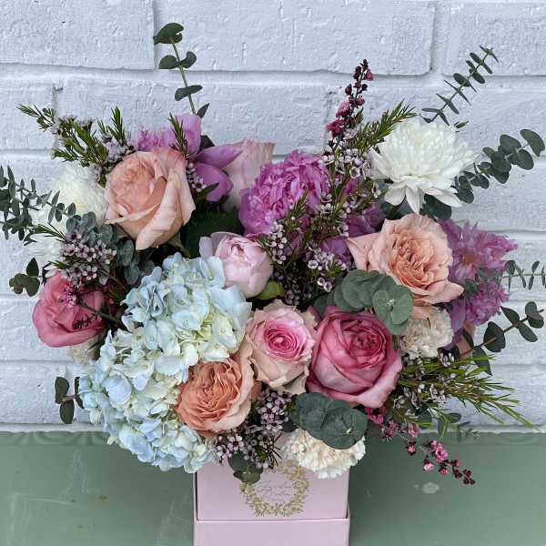 Mixed pink and white bouquet in a pink box