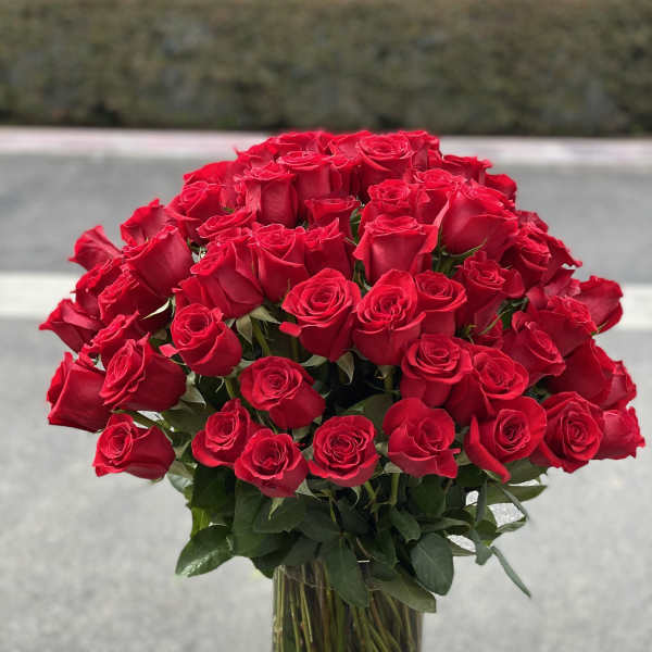 Bouquet of red roses in a clear glass vase