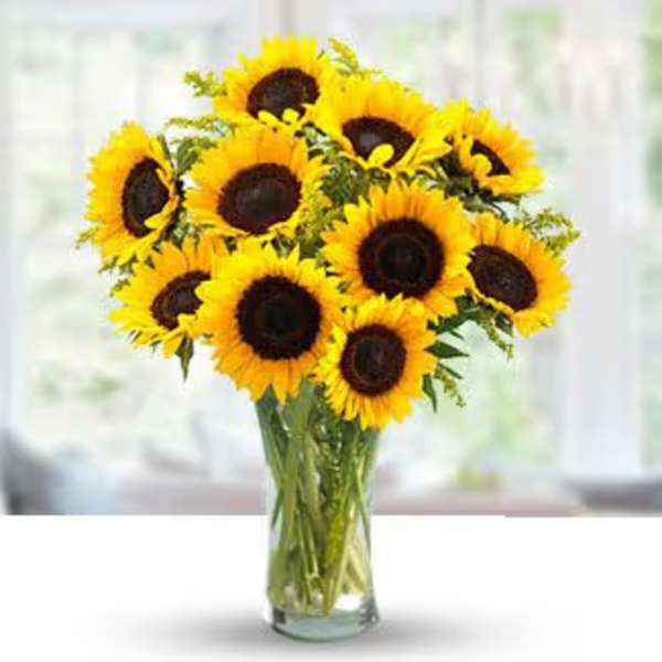 Bouquet of sunflowers in a clear glass vase