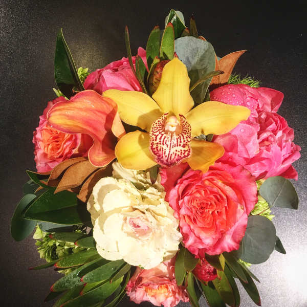 Bouquet of pink and cream roses with a yellow orchid