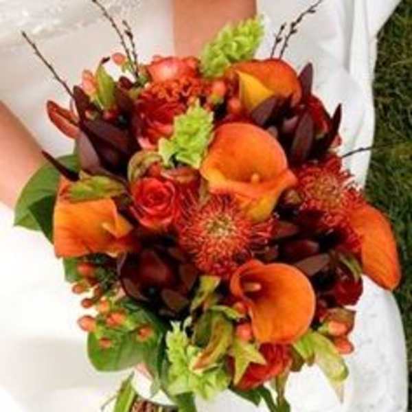 Orange and red bouquet with calla lilies and roses