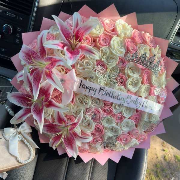bouquet de rosas y lily By Special Moment´S