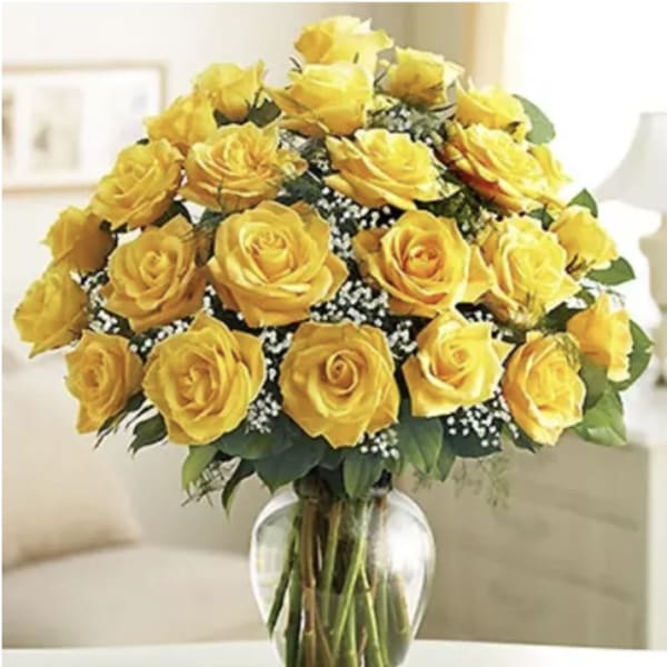 Bouquet of yellow roses in a clear glass vase