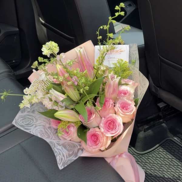 Ramo rosado de rosas y lirios