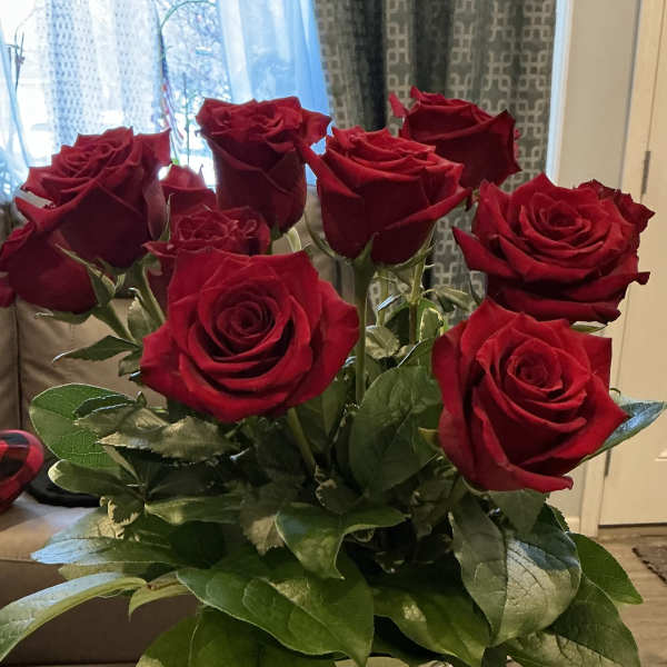 Bouquet of red roses in a clear glass vase