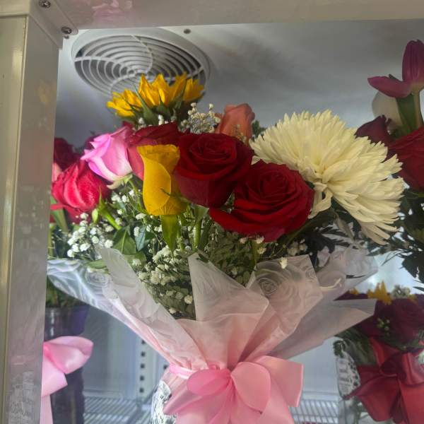 jarron de rosas y girasoles By Special Moment´S