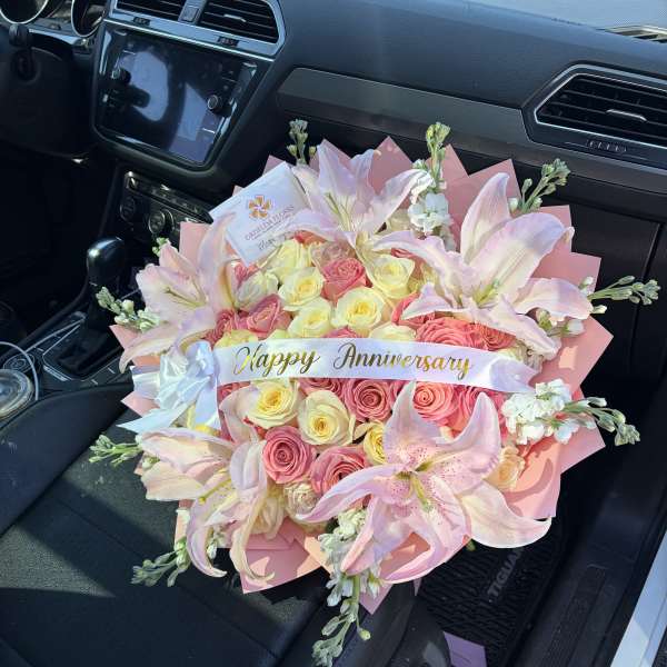 Ramo de 50 rosas con lirios