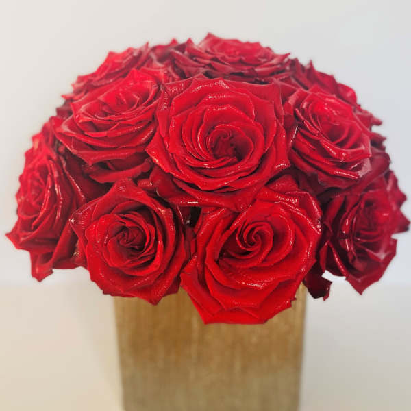 Bouquet of red roses in a square gold box