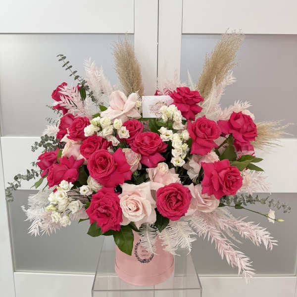Pink and white rose bouquet in a pink hat box
