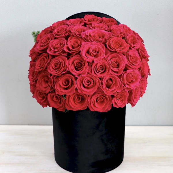 Round bouquet of bright pink roses in a black box