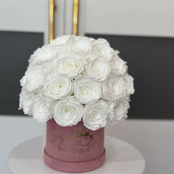 White rose bouquet in a pink hat box