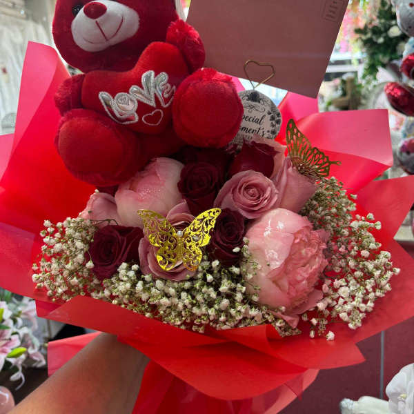 arreglo de rosas, peonies y peluche By Special Moment´S