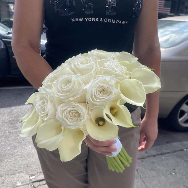 Bouquet of white roses and pale calla lilies