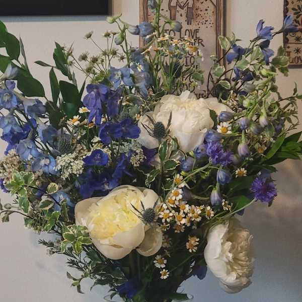 Mixed blue and white bouquet in a clear glass vase