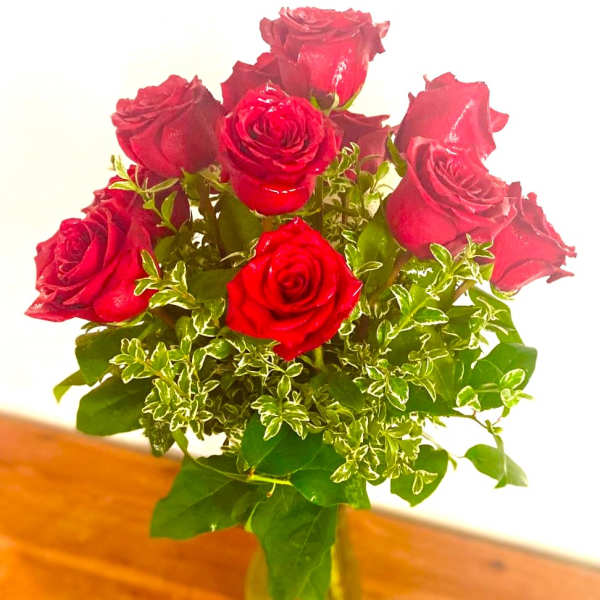Bouquet of red roses in a glass vase