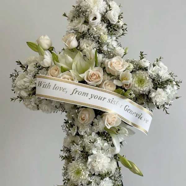 cruz de clavel, rosa y cinta perzonalizada By Special Moment´S